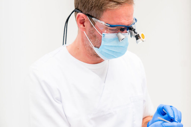 Tandarts in tandartsenpraktijk. Implantaten DentUrgent.